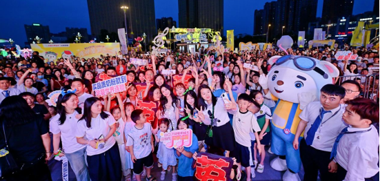 音乐点亮天赋，AI启智未来！飞鹤品牌挚友黄英亮相孕婴世界528音乐节